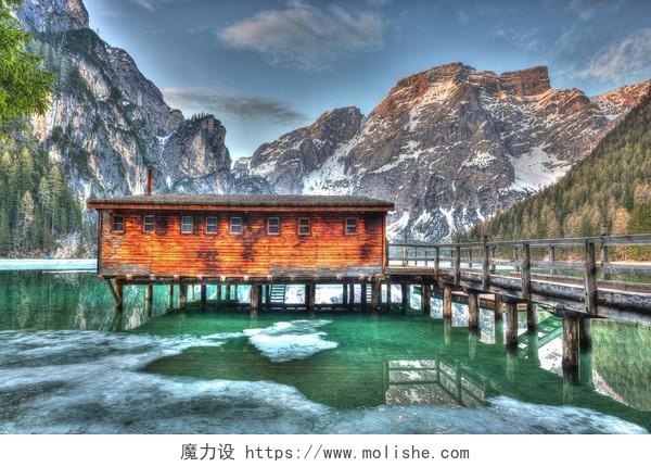 旅游度假山水风景房子背景图片